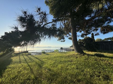 EXCLUSIEF, de Flotte en Ré voor dit huis met uitzicht op de oceaan, bestaande uit een woonkamer met ingerichte en uitgeruste keuken, een wasruimte, een badkamer, een doucheruimte, twee toiletten, drie slaapkamers, waarvan er één zich op de mezzanine ...