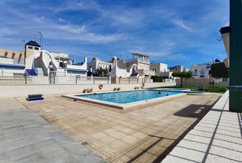 Welkom in dit mooie herenhuis in de buurt van Carrefour! Deze woning is gelegen in een rustige urbanisatie, met een groot zwembad, perfect voor wie op zoek is naar een gezellige woning. Het heeft ook een groot terras en een solarium. De locatie is pe...