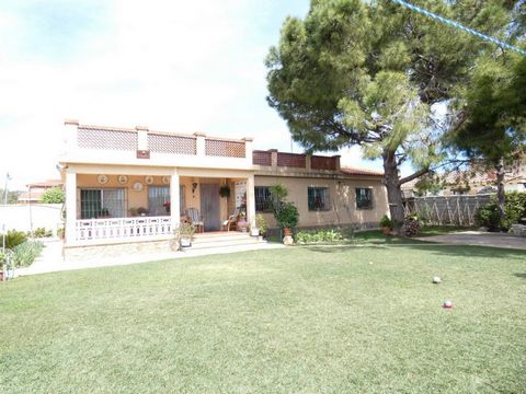 Total surface area 231 m², detached villa plot area 941 m², usable floor area 200 m², double bedrooms: 3, 1 bathrooms, 1 toilets, age between 30 and 50 years, built-in wardrobes, heating (gasoil), paving, kitchen, dining room, state of repair: in goo...