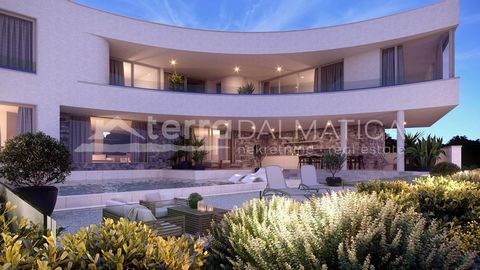 No muy lejos de Primosten, se vende una exclusiva villa de diseño moderno con vistas panorámicas del archipiélago cercano. Se encuentra en una zona tranquila, en una suave colina, a solo 1,8 kilómetros del mar y a 4 kilómetros del casco antiguo. La u...