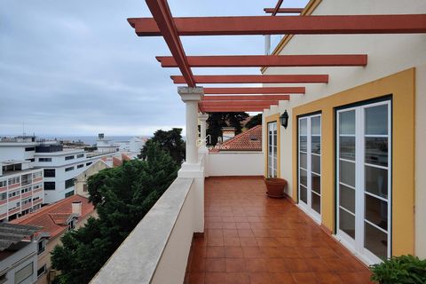 Located in Cascais. Welcome to a prime opportunity in Monte Estoril's best location, Avenida Saboia. This spacious three-bedroom apartment with two complete bathrooms offers practicality and comfort. Convenience is key, as the property is within walk...