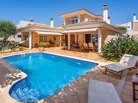 Detached house with a pool in one of the best residential areas of Ciutadella, very close to the town centre. The property boasts 433 m² on a 600 m² plot, featuring a lovely garden with a 24 m² pool, barbecue area, terraces, and an outdoor bathroom. ...