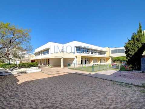 O Colégio Bernardette Romeira situa-se no Algarve, na área de expansão urbana de Olhão, nas proximidades da E.N.125 e numa área com forte densidade de instalações escolares e sociais (piscinas municipais, centro de saúde, pavilhão gimnodesportivo e p...