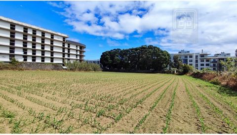 Se vende terreno con 4.120 m2 de superficie total, con potencial para construcción, ubicado en una de las zonas de expansión urbana de la ciudad de Ponta Delgada. El terreno se enfrenta, al sur, a una calle cercana a la Avenida Antero de Quental, sie...