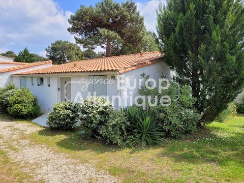 In the heart of the forest of La Coubre, in the shade of the pine trees, discover this beautiful holiday villa completely renovated with taste, ideal for weekends with friends and family holidays, comprising on 80m2 of living space: - Entrance with s...