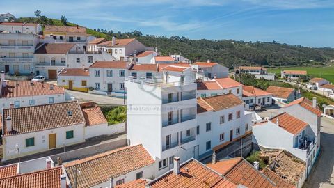 Fantastic opportunity to buy this beautifully renovated property, set in the centre of the characterful village of Odeceixe. Located a short drive from the town of Aljezur with all its amenities and only a few minutes from the wonderful beach of Odec...