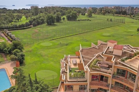 Cannes Marina, close to shops/beaches, apartment with 4 main rooms + 2 connecting rooms, terrace 58 m², lovely sweeping view of the sea and Golf-course. Four bedrooms, 3 bath/shower rooms. Double garage, 2 cellars.