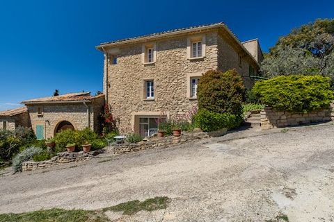 Vaucluse, Mont Ventoux, Lord and Sons biedt het grootste deel van dit voormalige jachtslot uit de 17e eeuw te koop aan. Dit prachtige pand van ongeveer 300m2 woonoppervlak zal u verleiden met zijn charme en authenticiteit die goed bewaard zijn geblev...