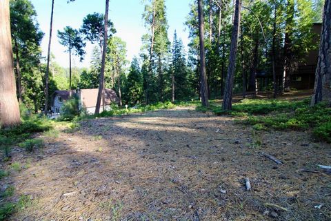 Great level Blue Lake Springs lot with a 3 Bedroom septic system installed. Sequoia Woods Golf Course and amentities including the lake are all near by. This sunny location would make a great place to build your mountain cabin for you and your family...