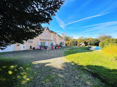 A Meyrieu-les-Etangs, 5 minutes de St-Jean de Bournay, belle maison de 168 m2 environ, 7 pièces sur 2 niveaux, terrain de 1500 m2 environ et piscine. Venez découvrir ce joli bien offrant de grands espaces de vie baignés de lumière de par leur double ...