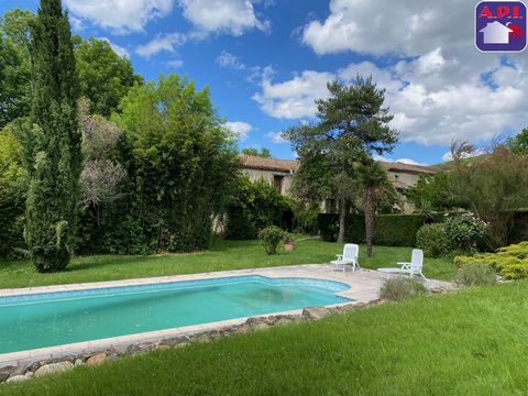 Hermosa propiedad con magníficas vistas a los Pirineos, a 5 minutos de Mirepoix, sin vecinos, en un terreno arbolado de más de 1,7 ha con pozo, aproximadamente 224 m² de superficie habitable incluida la planta baja Hall de entrada, amplia cocina come...