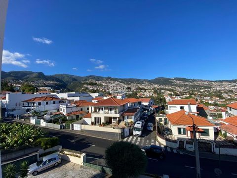 Dit charmante appartement met twee slaapkamers ligt net aan de rand van het bruisende centrum van Funchal en biedt de perfecte mix van gemak en rust. Gelegen op slechts enkele minuten van het ziekenhuis en dicht bij een verscheidenheid aan openbare d...