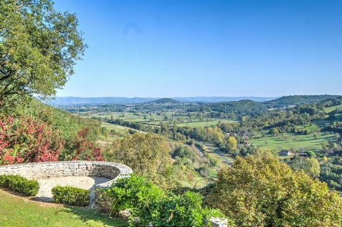 Au cœur de la vallée de la Dordogne, dans un site des plus préservés, proche de Rocamadour et de Padirac, ce superbe manoir bâti au XVIII ème siècle domine majestueusement la vallée et offre un point de vue exceptionnel. Les 7 hectares qui l’entouren...