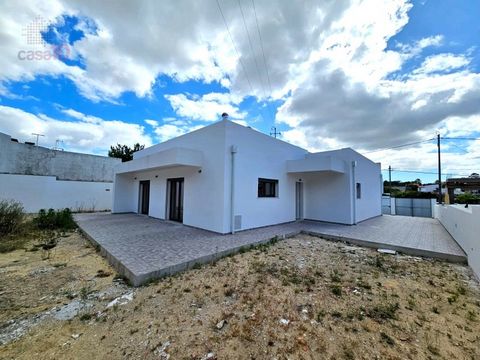 New 3 bedroom villa for sale in St. António da Charneca, Barreiro Brand new detached house, in the finishing phase, on a plot of 525m2. Property with plenty of space in the rear, front and surrounding. With space for 3 cars inside. Composed of a larg...