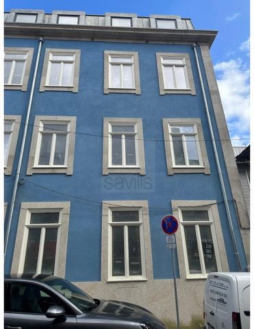 1-bedroom duplex flat in Matosinhos comprising an entrance hall, bathroom and open-plan living dining room and kitchen. On the upper floor there is a suite with dressing room. Flat in a fully refurbished building with 1 commercial space on the ground...