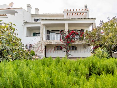 Deal Homes présente, Fantastique villa dans la zone centrale, proche des commerces et des écoles et à quelques minutes de la plage. Cette villa dispose au rez-de-chaussée, hall d'entrée, une salle à manger spacieuse et salon avec cheminée et avec bar...