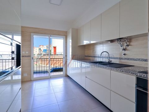 Deal Homes presents, Fantastic two bedroom apartment with sea view, inserted in building without elevator, located on the 1st floor. Nearby you will find several shops and services and is only 3 minutes walk from the city center. This apartment consi...
