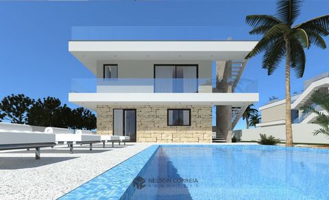 Villa contemporánea de tres dormitorios con piscina privada, donde el diseño audaz y la belleza natural se unen para crear un estilo de vida excepcional. Situado entre Albufeira y Armação de Pêra, en el Algarve, donde las playas y el clima templado p...