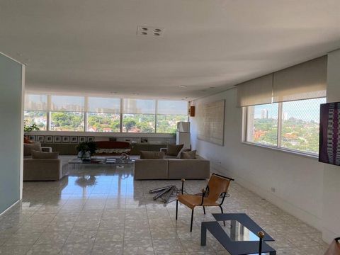 Ed Helenita, designed by renowned modernist architect Jorge Zalzupin, is located between Vilaboim Square and Rio de Janeiro Street. Recently, the façade and entrance hall underwent a renovation and remain in excellent condition. The apartment has 420...