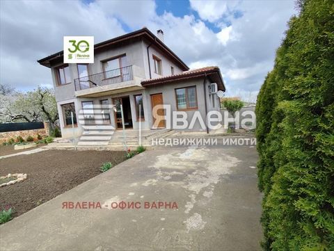 Limited supply! Yavlena sells a house in 15 minutes. from the city center, in the village of Yarebicna. Peaceful and well-developed, the village is populated all year round, there is regular public transport, shops and good infrastructure. The proper...
