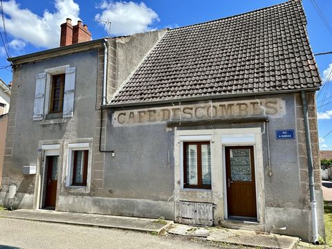 In een klein dorpje aan de oevers van de Saône, in de buurt van Verdun, oud dorpshuis halfvrijstaand aan één kant, zonder grond. Dit huis biedt een ruime woning van ongeveer 130 m2 op 2 niveaus. De begane grond omvat een inkomhal, een woonkamer, een ...