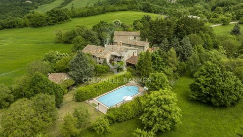 DESCRIPTION DE LA PROPRIÉTÉ Nous sommes ravis de vous présenter cette majestueuse ferme historique sur trois niveaux qui incarne un style de vie unique et une atmosphère d'une beauté raffinée. La propriété s'étend sur 1,5 hectare de terrain, avec 3 0...