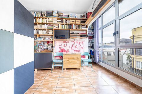 Best House offers the unique opportunity to live and invest one minute away from Las Canteras Beach, as well as the charms of the Mercado del Puerto, which you will have just a few steps away. This bright and cozy studio is located just a few steps a...