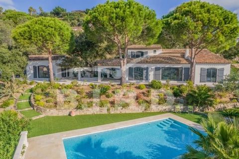 L'Agence Bird presents you this beautiful property located in a private domain on the edge of the Sainte-Maxime golf course with a magnificent view over the sea and the hills. Built on a large flat plot of land, this comfortable villa is composed of ...