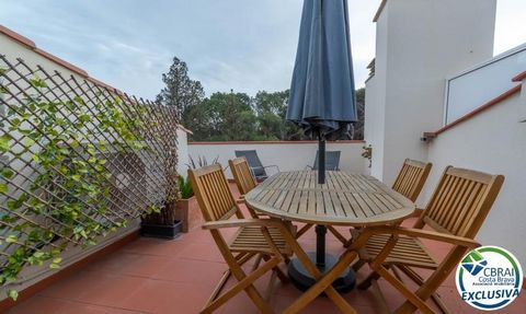 Penthouse en duplex spectaculaire dans l'un des meilleurs quartiers de Figueres. Ce penthouse dispose de 3 chambres, dont une grande et spectaculaire suite. Un coin cuisine ouvert avec salle Ã  manger digne d'un penthouse de luxe comme celui-ci. Deux...