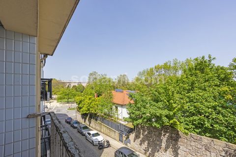 Fantastic opportunity at the square Velazques. The building consists of three floors. The ground floor has a basement with a patio and on the first- and second floor there are two bedrooms, a living room, an equipped kitchen, one bathroom and balconi...