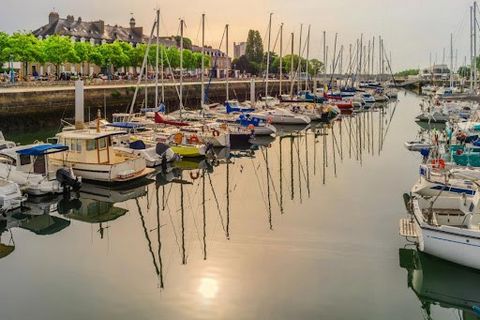 Découvrez cet appartement d'exception au coeur de MER VILLE NOUVELLE VILLE. Idéalement situé dans un quartier prisé, à deux pas de l'église St Anne d'Arvor, du centre-ville, des halles, ainsi que du port de plaisance et de la gare maritime, ce bien a...