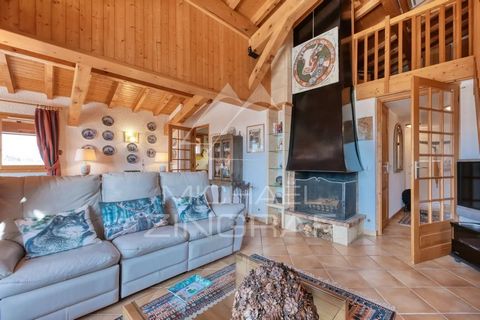 Michaël Zingraf Real Estate Megève offers you this nice apartment of 65,10 sqm (Carrez law) and 81,67 sqm of total surface, in a small and quiet condominium, in a residential area of the Mont d'Arbois. Very functional, its entrance leads to a large l...