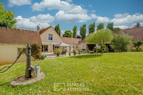 Close to the city center and only 30 minutes from Caen, this large traditional house of 220 m2 of living space is located on a plot of 2,922 m2 enclosed and vegetated. Completely renovated and then extended, the house hosts on the ground floor an ent...