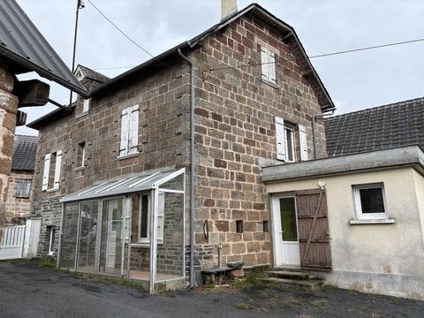 Gelegen in een idyllisch gehucht van Saint-Aulaire, biedt deze grondig gerenoveerde woning een combinatie van moderne energiezuinigheid en authentieke charme. Dankzij recente verbeteringen zoals nieuwe dubbele beglazing, isolatie en een efficiënte wa...