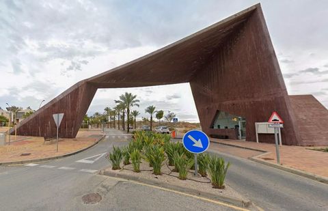 Stedelijk land in de urbanisatie La Quinta, Molina de Segura. Met particuliere beveiliging, groene gebieden, zeer dicht bij de afrit van de snelweg en alle voorzieningen.~~ Gevel op het oosten. Werkzaamheden aan water- en elektriciteitsaansluitingen ...