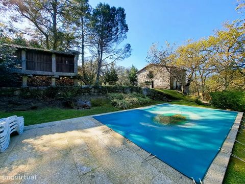 Com 4 habitações, este espaço híper reservado, propriedade dotada de uma série interminável de locais rodeados de natureza pura, com confortos e panorâmicas de excelência para que tudo funcione de uma forma simples e bela. Encaixada numa encosta entr...