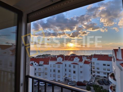 3 bedroom flat in the CENTER of the magnificent fishing village of Ericeira, with excellent sun exposure, good areas and a superb view of the sea in all rooms. The property consists of a generous living room of 35m2 with 3 windows, two of them with b...