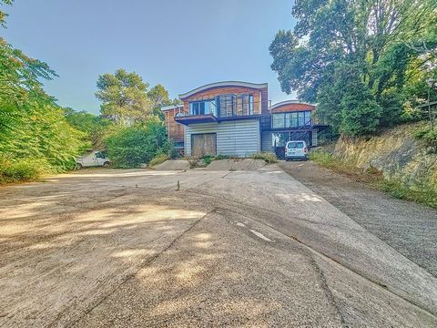 Maison contemporaine avec grand terrain offrant de nombreuses possibilités