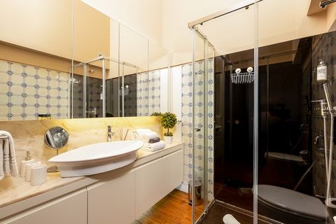 Ten uroczy apartament oferuje przytulną i dobrze wyposażoną przestrzeń dla maksymalnie trzech gości. Posiada jedną sypialnię z łóżkiem podwójnym i pojedynczym łóżkiem, a także sofę w salonie dla dodatkowego komfortu. Nieruchomość jest przyjazna zwier...