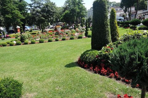 Luksusowy apartament wakacyjny w Międzyzdrojach z częściowym widokiem na morze. Ta wyjątkowa lokalizacja tuż przy piaszczystych plażach, czyni go idealnym miejscem na relaks, wypoczynek i regenerację. Zlokalizowany w sercu kurortu, stanowi doskonały ...