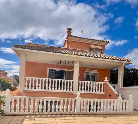 Esta impresionante casa independiente se encuentra en la tranquila zona de Mazarrón, La Majada. Esta amplia vivienda está distribuida en tres plantas, con 4/5 dormitorios y 3 baños, lo que la hace perfecta para familias o aquellos que disfrutan entre...