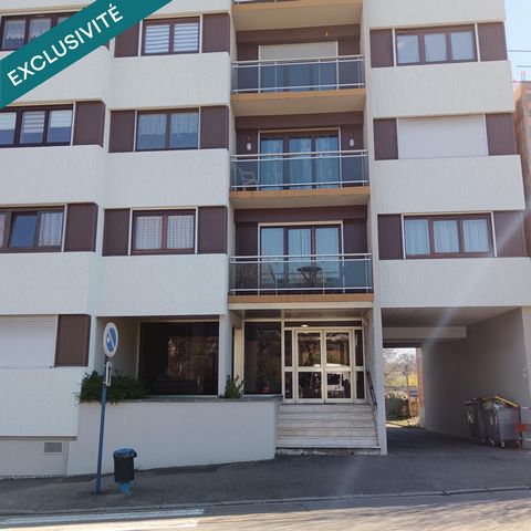A Mirecourt appartement lumineux de 51m2 offre un cadre de vie pratique face à la gare, proche du lycée .Situé dans une copropriété rénovée, il dispose d'un balcon parking sécurisé, ascenceur, interphone, digicode et fibre . Idéal pour u...