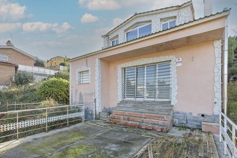 Descubra esta magnífica moradia T3, luminosa e acolhedora, situada na encantadora localidade de Vallirana. Com uma área de 150m², esta propriedade oferece um ambiente perfeito para famílias, destacando-se pela sua distribuição otimizada e amplos jane...