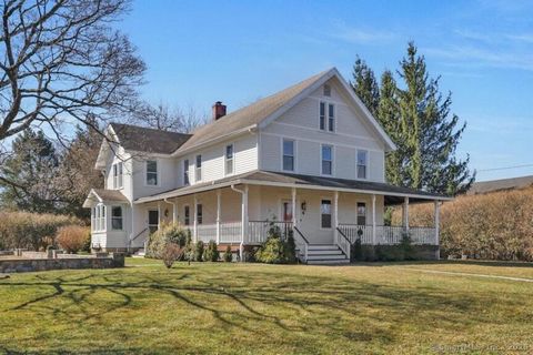 OPORTUNIDADE RARA, ESPAÇOSA e VERSÁTIL CASA PARA DUAS FAMÍLIAS EM WESTPORT. Descubra esta propriedade de 3300 pés quadrados meticulosamente mantida, oferecendo duas unidades de grandes dimensões uniformemente espalhadas e uma impressionante varanda c...