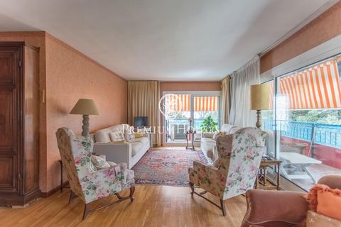 Ubicada en una zona inmejorable, esta impresionante propiedad de 275 m² consta de dos viviendas unidas, una de 150 m² y otra de 125 m², lo que la convierte en un hogar amplio, luminoso y lleno de carácter. La ubicación es ideal, a tan solo unos pasos...