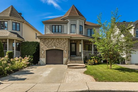 This generous 2-storey cottage includes 3 spacious bedrooms, 2 full bathrooms, a large living room with a warm gas fireplace and spacious dining room to welcome your family. The basement has a renovated marble floor and can be used as recreational sp...