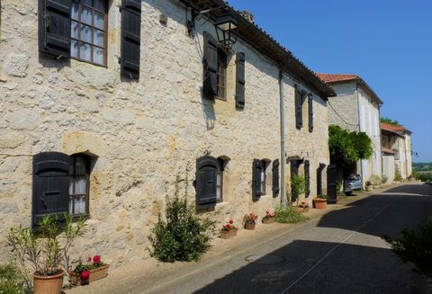 MAISON EN PIERRE DANS VILLAGE FLEURI