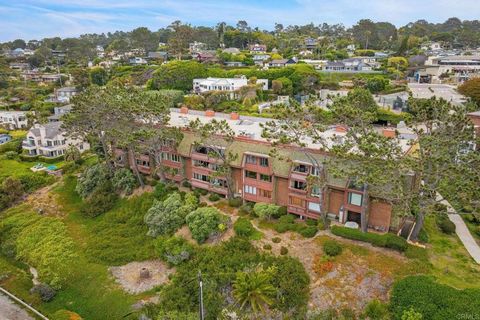 Top-Floor Retreat in the Heart of Del Mar – Steps from the Beach! Welcome to your dream coastal getaway! This top-floor 1-bedroom ensuite residence with a guest bathroom offers an unbeatable location in the heart of Del Mar, just a stones throw from ...