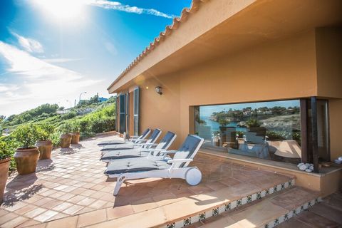 Los exteriores son extraordinarios, relájese en una de las 4 tumbonas situadas en la terraza de 30 m2 con vistas directas al mar. Si prefiere tomar algo, siéntese en el porche de 12 m2, totalmente amueblado, a tomar algo contemplando el paisaje natur...