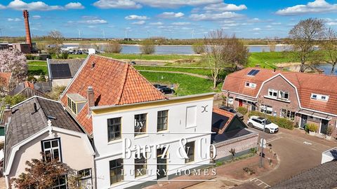 Aan de rand van de vesting, nabij de rivier, staat deze uitstekend onderhouden voormalige stadsboerderij met garage en een zonnige tuin met paviljoen en achterom. Hal met garderobe, afgesloten trapopgang en toilet, woonkamer met imposant balkenplafon...